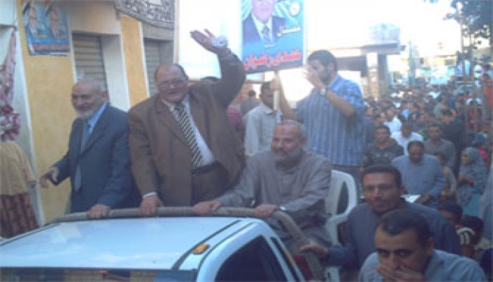 أهالي "أبشواي" يستقبلون حمدي رضوان بمسيرة تأييد