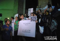 وقفة على سلالم "الصحفيين" ترفض الاعتراف ببرلمان 2010م