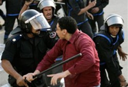 الأمن يعتدي على الصحفيين والحقوقيين بالجيزة