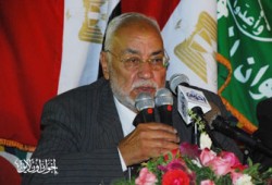 الأستاذ عاكف يدلي بصوته وينتقد الإساءة لسمعة مصر