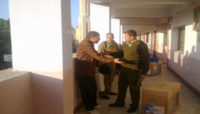 رئيس لجنة بمنية النصر يمنع دخول مندوبي "الإخوان"!!