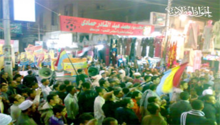 أبو تيج تهتف بدعم مرشح الإخوان في مسيرته الختامية