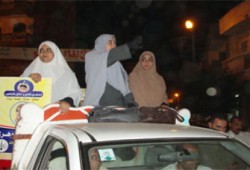 أهالي الدقهلية يستقبلون مرشحي الإخوان بالورود