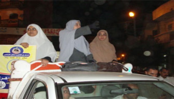 أهالي الدقهلية يستقبلون مرشحي الإخوان بالورود