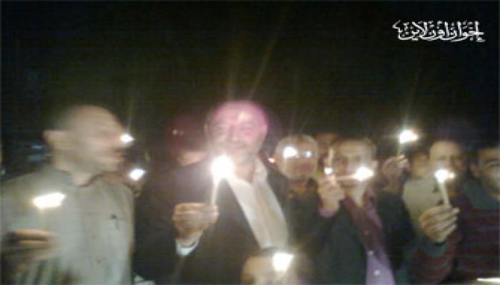 مسيرة بالشموع لراضي وغنية في "ميت العطار"