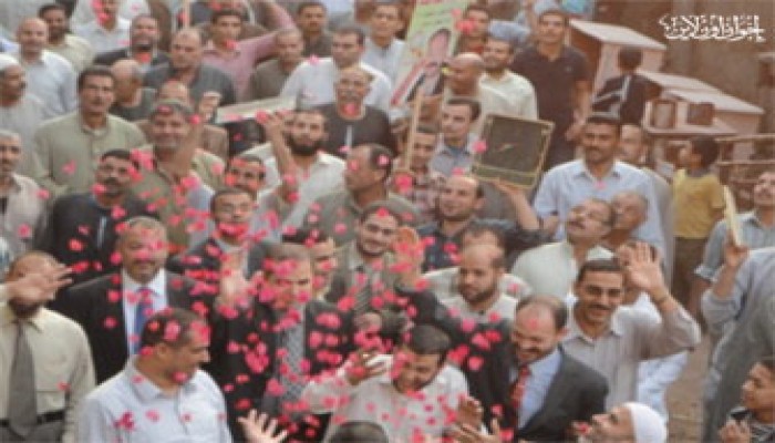 أهالي الغربية يستقبلون مرشحي الإخوان بالورد