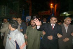 الأمن يفض مسيرة للنائب مجدي عاشور بالقوة!!