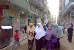 أهالي "القنايات" يستقبلون مرشحة الإخوان بالورد