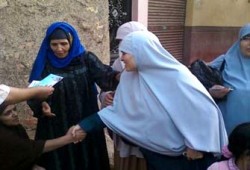 أهالي منيا القمح يستقبلون مرشحة الإخوان بالزغاريد