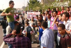 طلاب الجامعة العمالية يتظاهرون ضد مصرع زميلتهم