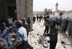 تصدٍّ فلسطيني لهدم مسجد بالنقب.. وغارات صهيونية على غزة