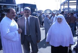 أسامة سليمان ومنال إسماعيل يودعان حجاج البحيرة