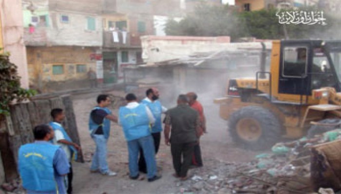 محمود عطية ينظِّم حملات نظافة بشوارع كرموز