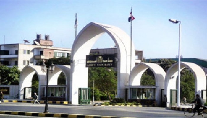 عميد صيدلة أسيوط: "اللي هيتكلم عن الانتخابات هاربطه في شجرة"!