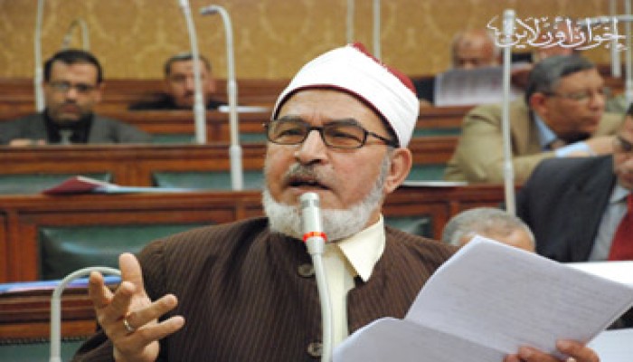 الشيخ عسكر يكرم العمال المحالين على المعاش