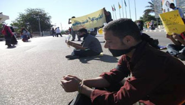 وقفة طلابية صامتة ضد تزوير انتخابات اتحاد "حلوان"