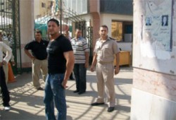 عميد "دار علوم الفيوم" يعتدي على طالبة ويجذب يدها