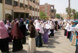 طالبات الفيوم يتظاهرن ضد البلطجة الأمنية