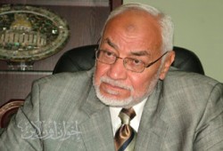 أ. عاكف يحتسب د. فتحي عثمان وزوجة الشهيد طلعت
