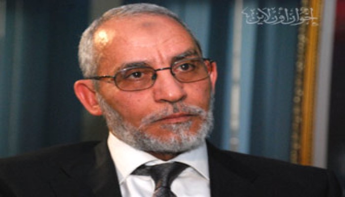المرشد العام يحتسب د. عثمان وزوجة الشهيد طلعت