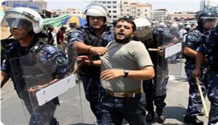 ميليشيات عباس تختطف 22 حمساويًّا وتصعد عمليات التعذيب