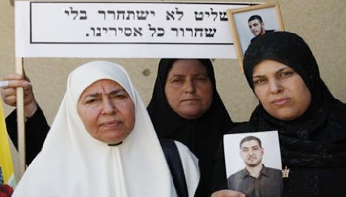 غزة.. فرحة أهالي الأسرى ممزوجة بلوعة الفراق