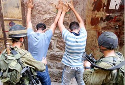 الاحتلال يعتقل عائلةً فلسطينيةً كاملةً بالخليل