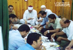 عمال طنطا على مائدة إفطار الشيخ عسكر