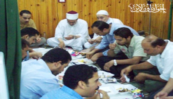 عمال طنطا على مائدة إفطار الشيخ عسكر