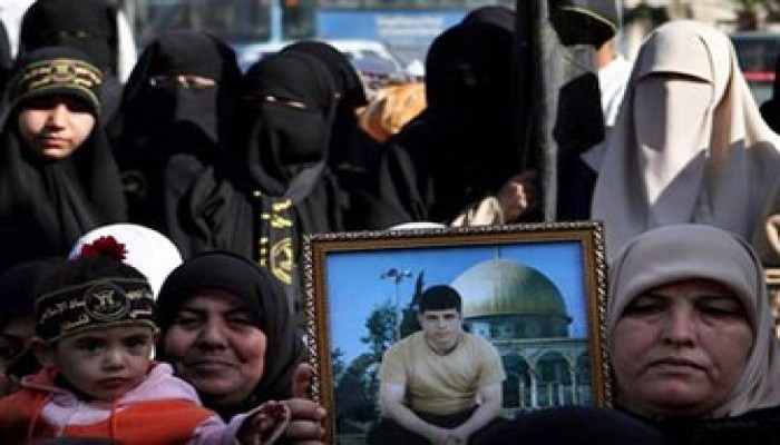 الاحتلال ينهي عزل أسير بنقله إلى سجن آخر