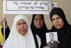 إجبار أسرى فلسطين على الإفطار وهم مكبلو الأيدي!