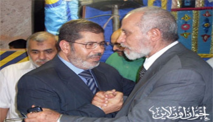 المرشد العام يقدم واجب العزاء في والدة د. مرسي