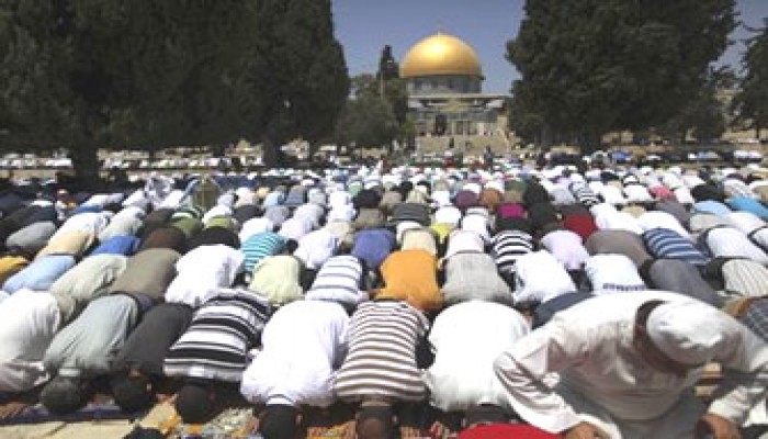 150 ألف فلسطيني يتحدون الصهاينة بصلاة الجمعة بالأقصى