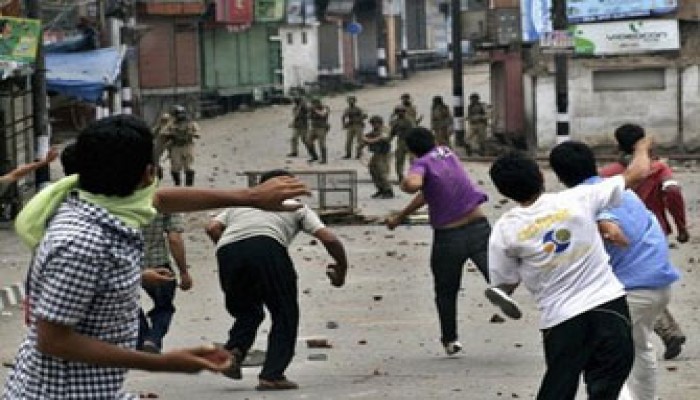 الهند تواجه الانتفاضة الكشميرية بتعزيزات عسكرية جديدة