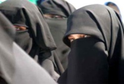 السجن عامين لأسكتلندي نزع نقاب فتاة بالقوة