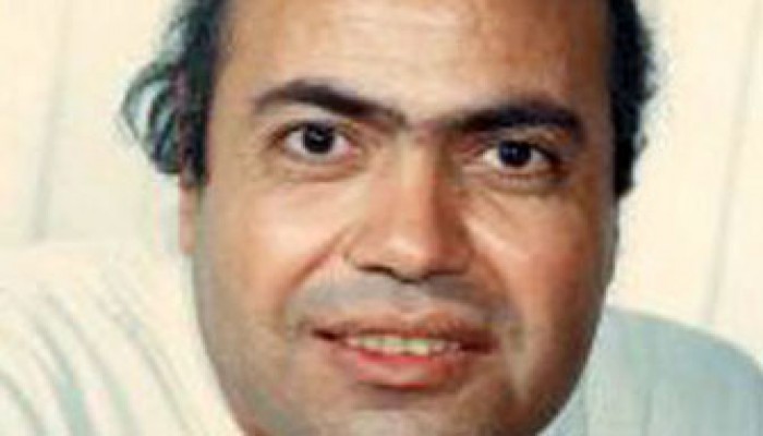 الشاعر حمدي عيد يواصل اعتصامه أمام وزارة الثقافة