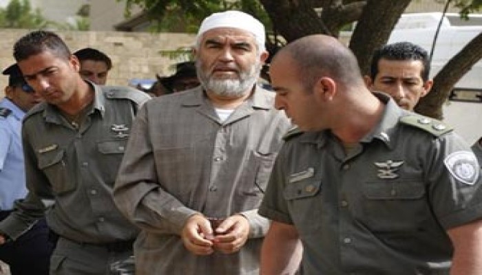 رائد صلاح يحذِّر من هدم الأقصى وهو في طريقه إلى السجن