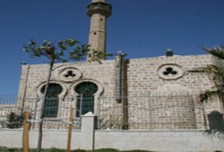 مغتصبون يحاولون إحراق مسجد تاريخي في يافا!!