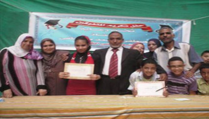 مصطفى محمد يواصل تكريم المتفوقين بالعصافرة