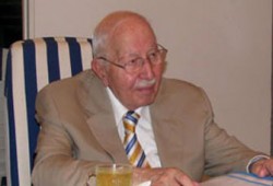 الإرهاب العلماني يلاحق نجم الدين أربكان!!