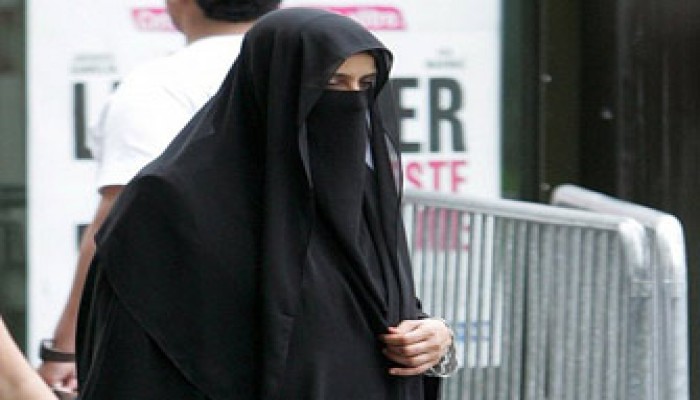 رجل أعمال جزائري يدفع غرامات ارتداء النقاب في فرنسا