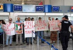 متظاهرون يعطِّلون إقلاع طائرة صهيونية من "أثينا"