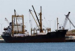 زوارق صهيونية تحاصر سفينة المساعدات الليبية