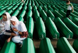 دفن رفات 775 من ضحايا "سربرينيتشا"