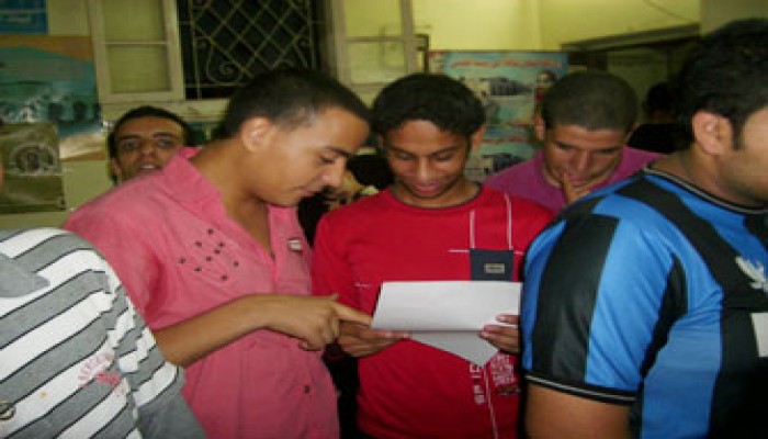 مئات الطلاب يحصلون على نتيجة الثانوية من مقرات عليوة
