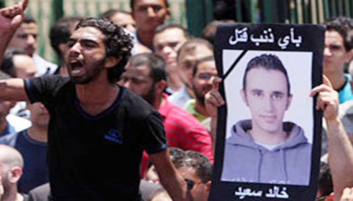 ترحيل 8 من الإخوان المدافعين عن "خالد سعيد"