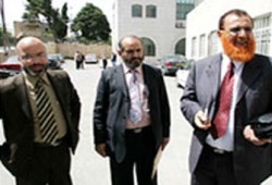 نواب حماس المبعدون يعتصمون أمام "الصليب الأحمر"