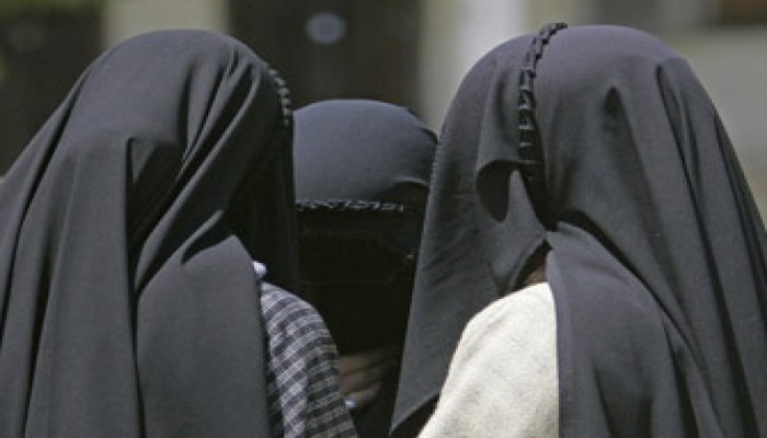 سوريا.. نقل 1000 معلمة منتقبة لوظائف إدارية!