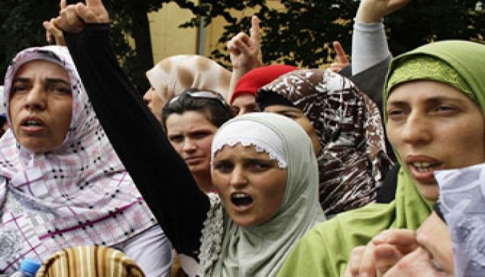 مظاهرة حاشدة ضد منع الحجاب بمدارس كوسوفا