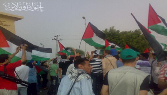 أعضاء قافلة كسر الحصار يعتصمون أمام معبر رفح